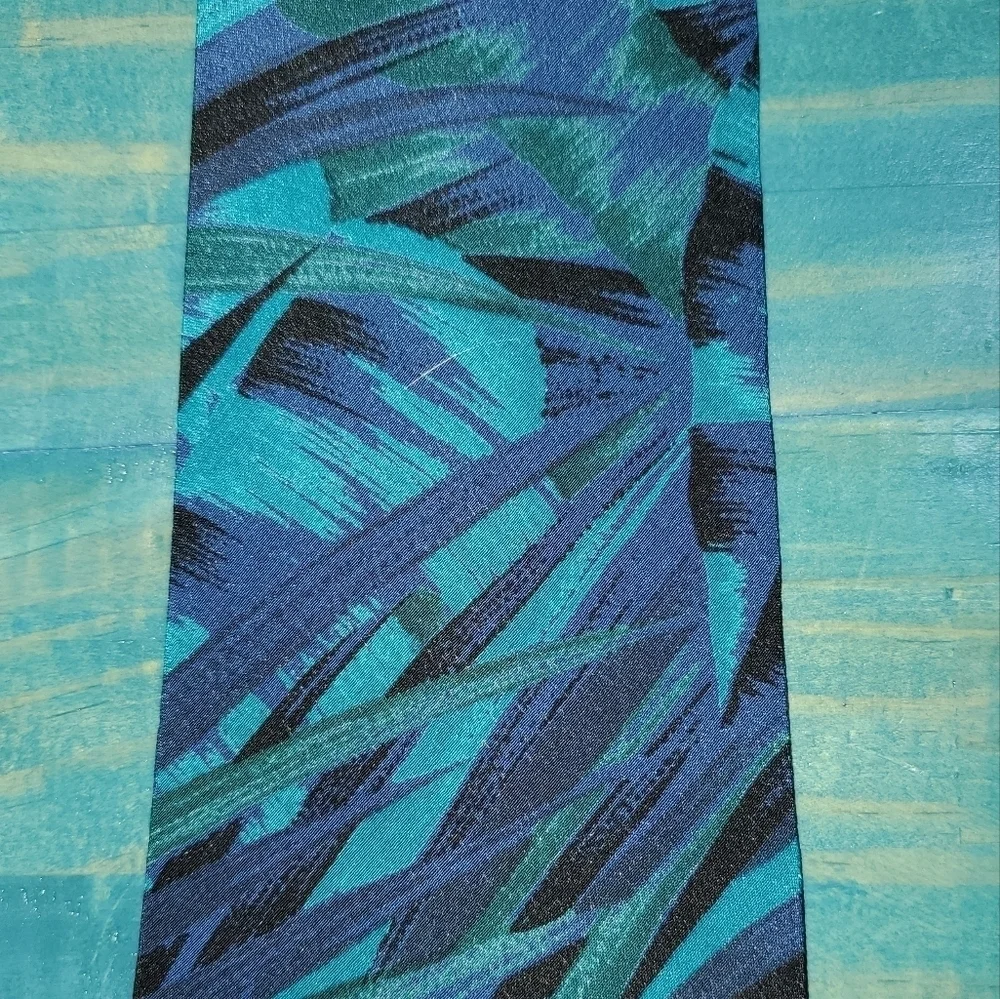 Blue leaf pattern tie NEW - Picture 3 of 6